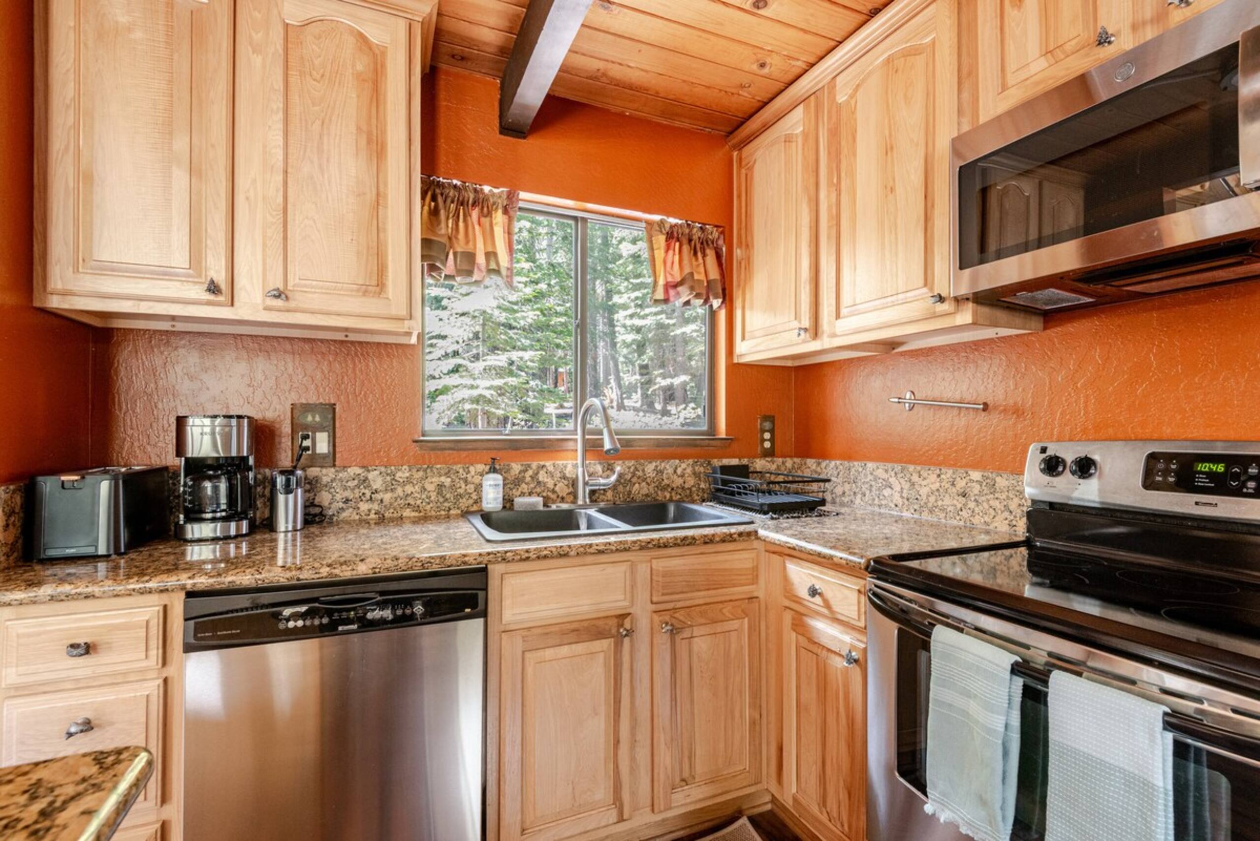 Truckee Adventure Cabin near Resorts + Restaurants - Photo 10