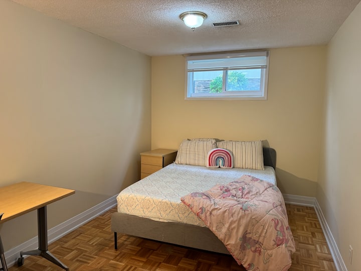 Bstm Unit 3 Beds 1 Bath Seperate Entrance Laundry - Oakville