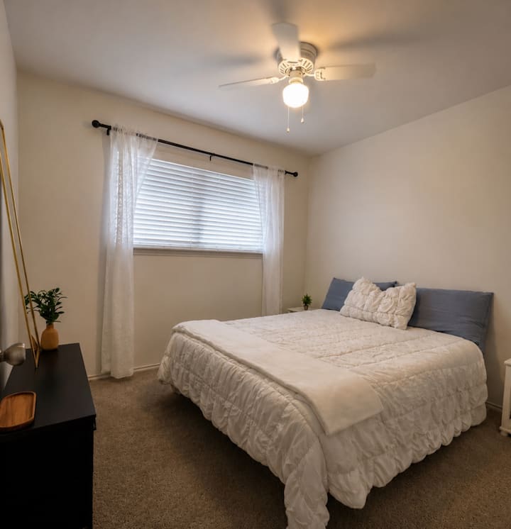 Bright & Comfortable Retreat | 2br Apartment - Waxahachie, TX