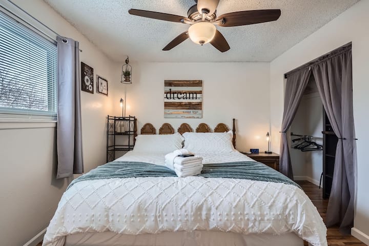 Hot Tub, King Suite + Easy Boulder Access - Broomfield, CO