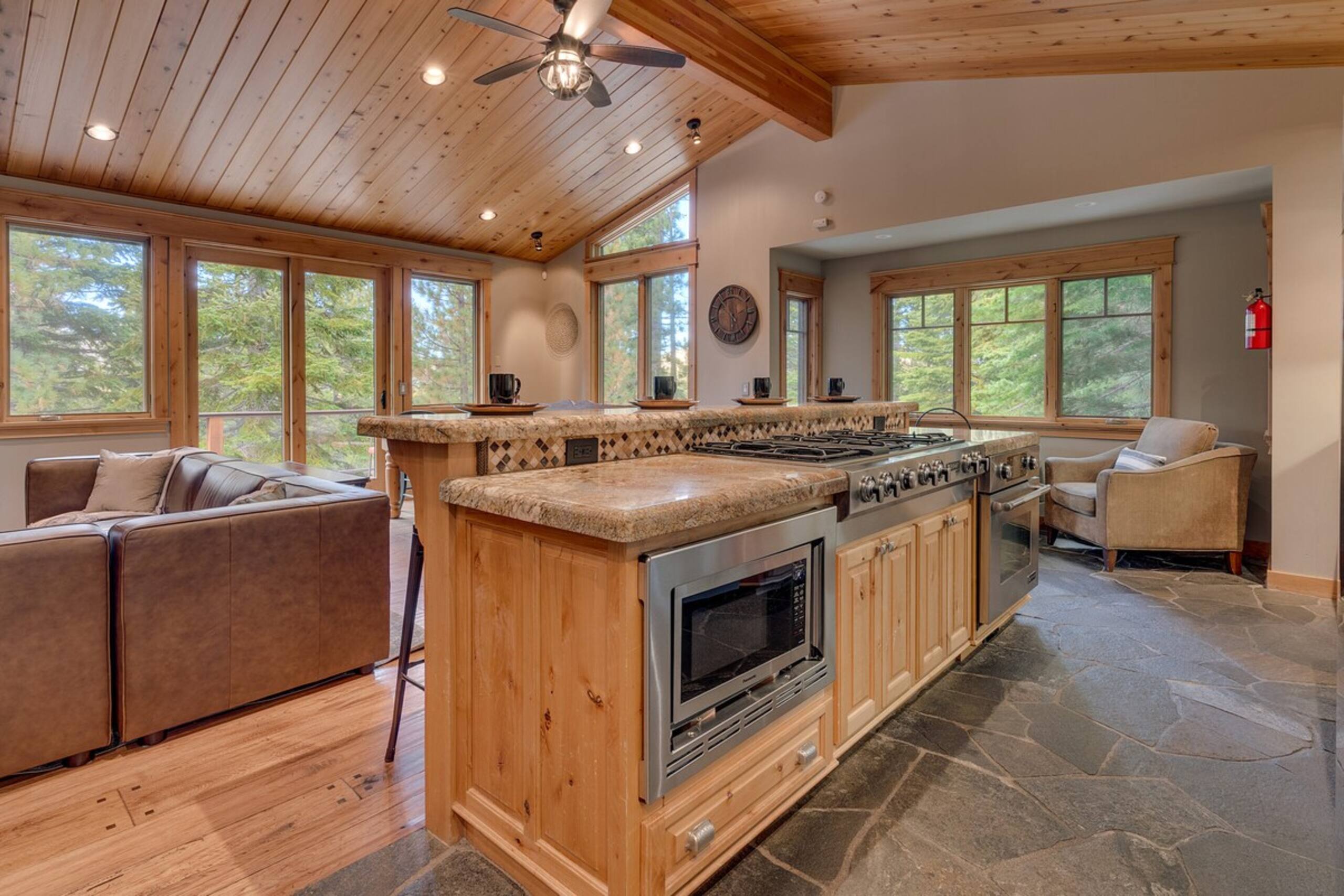 Mountain cabin near trail w/ hot tub - Photo 17