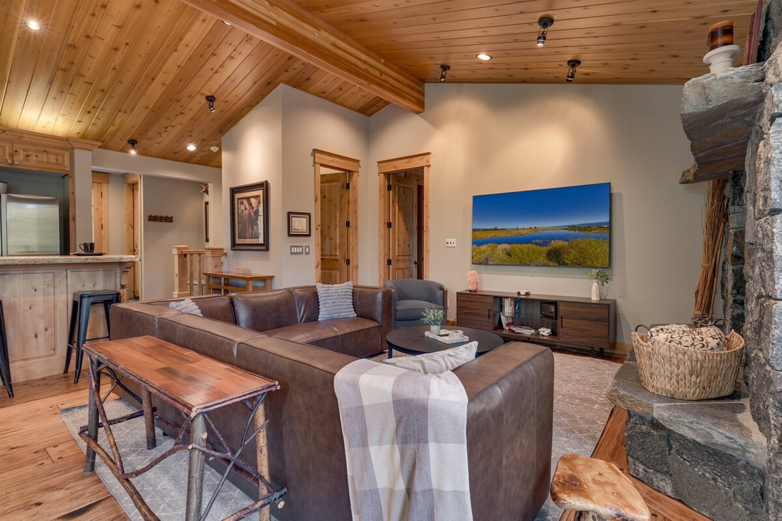 Mountain cabin near trail w/ hot tub - Photo 15