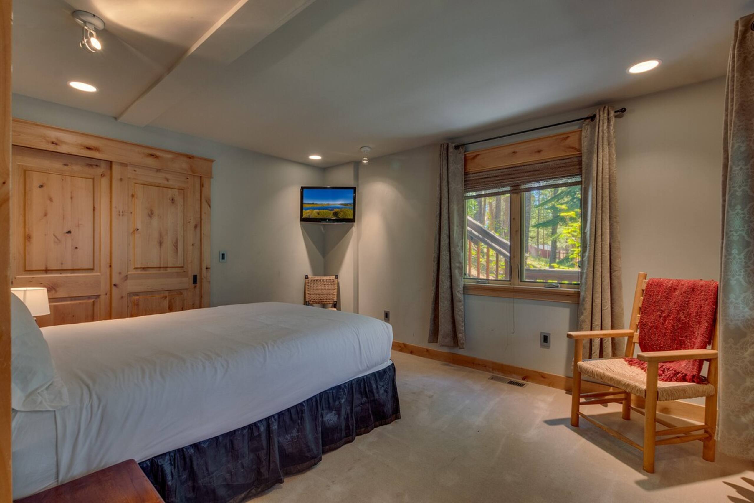 Mountain cabin near trail w/ hot tub - Photo 8
