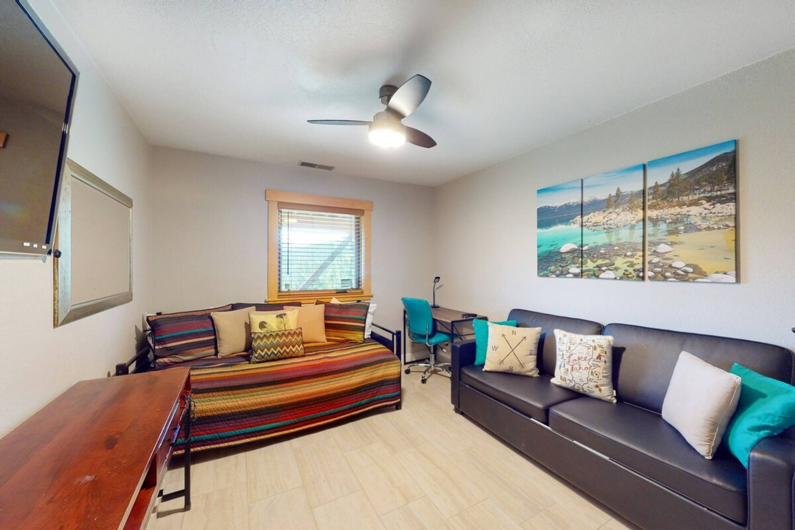 Beautiful 4BR, WoodStove, Balcony, Foosball - Photo 16