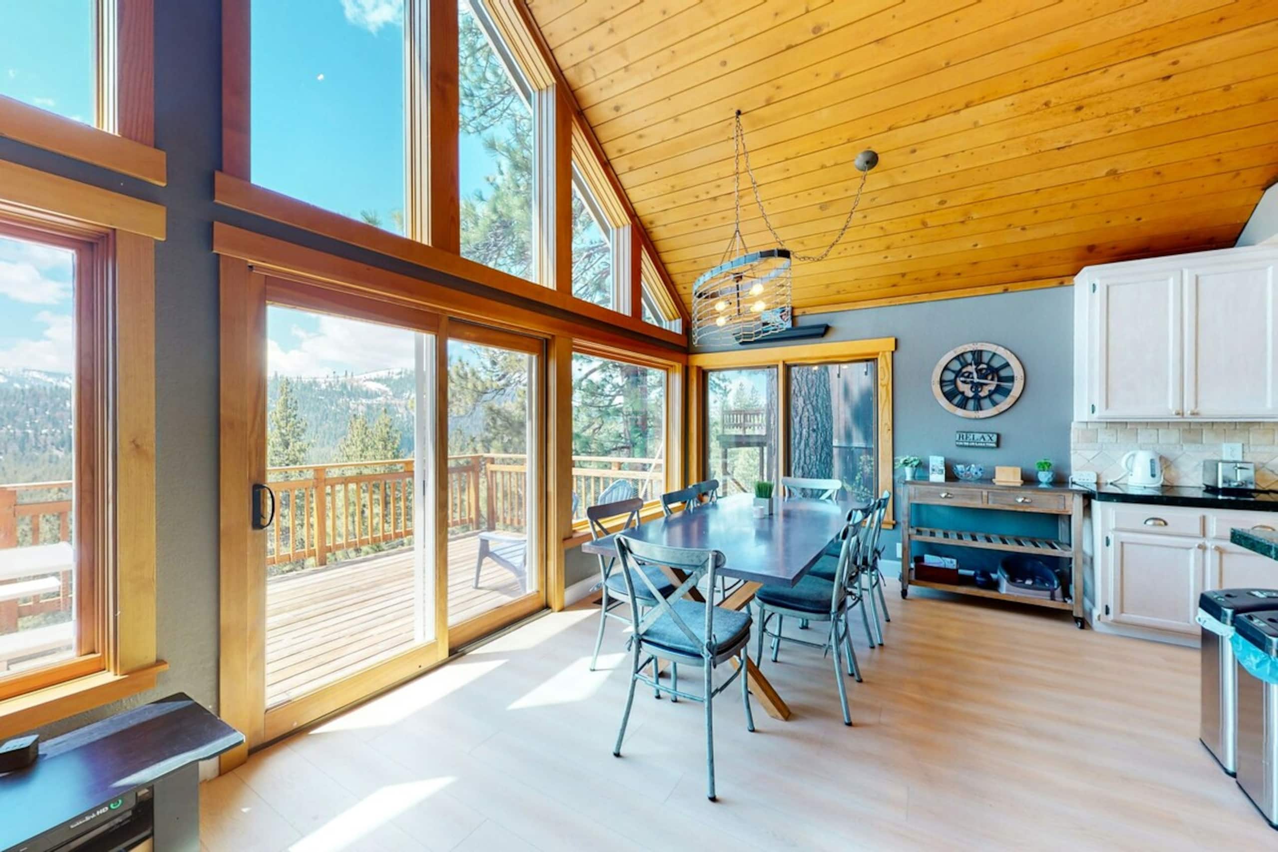Beautiful 4BR, WoodStove, Balcony, Foosball - Photo 3