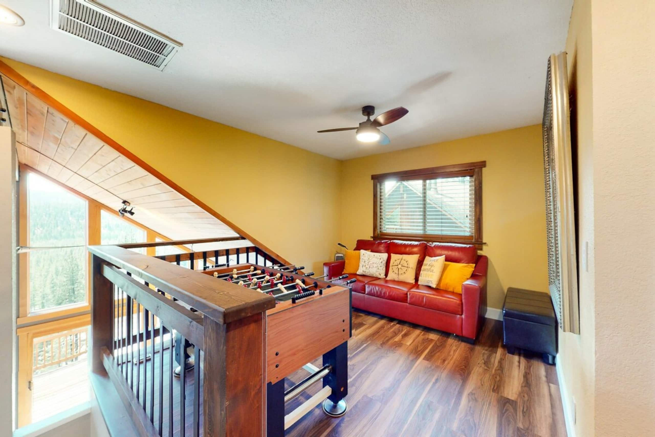 Beautiful 4BR, WoodStove, Balcony, Foosball - Photo 13
