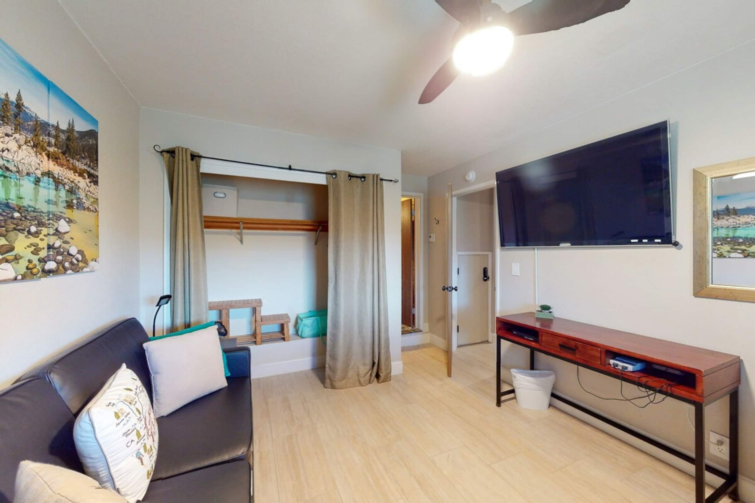 Beautiful 4BR, WoodStove, Balcony, Foosball - Photo 17