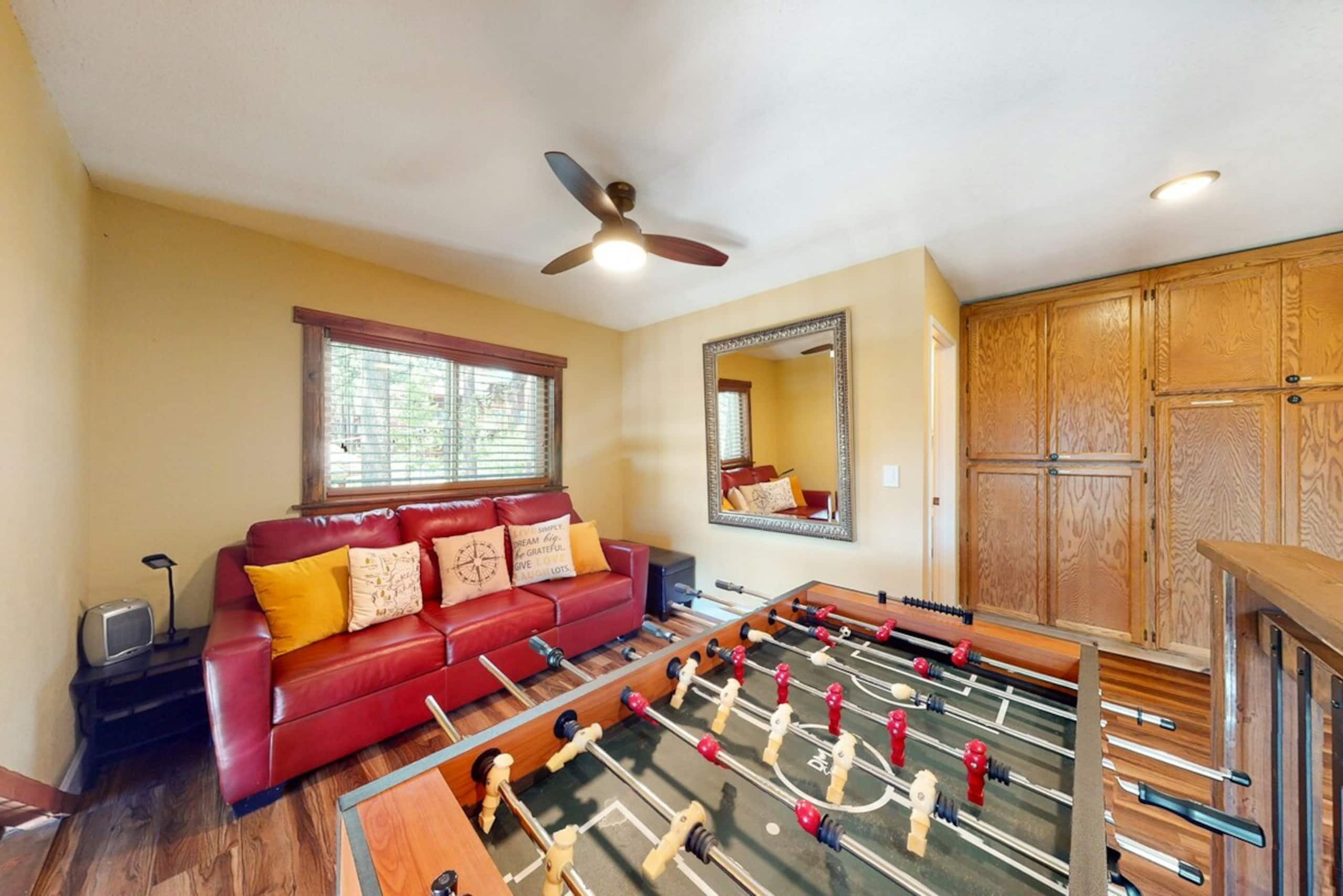 Beautiful 4BR, WoodStove, Balcony, Foosball - Photo 24