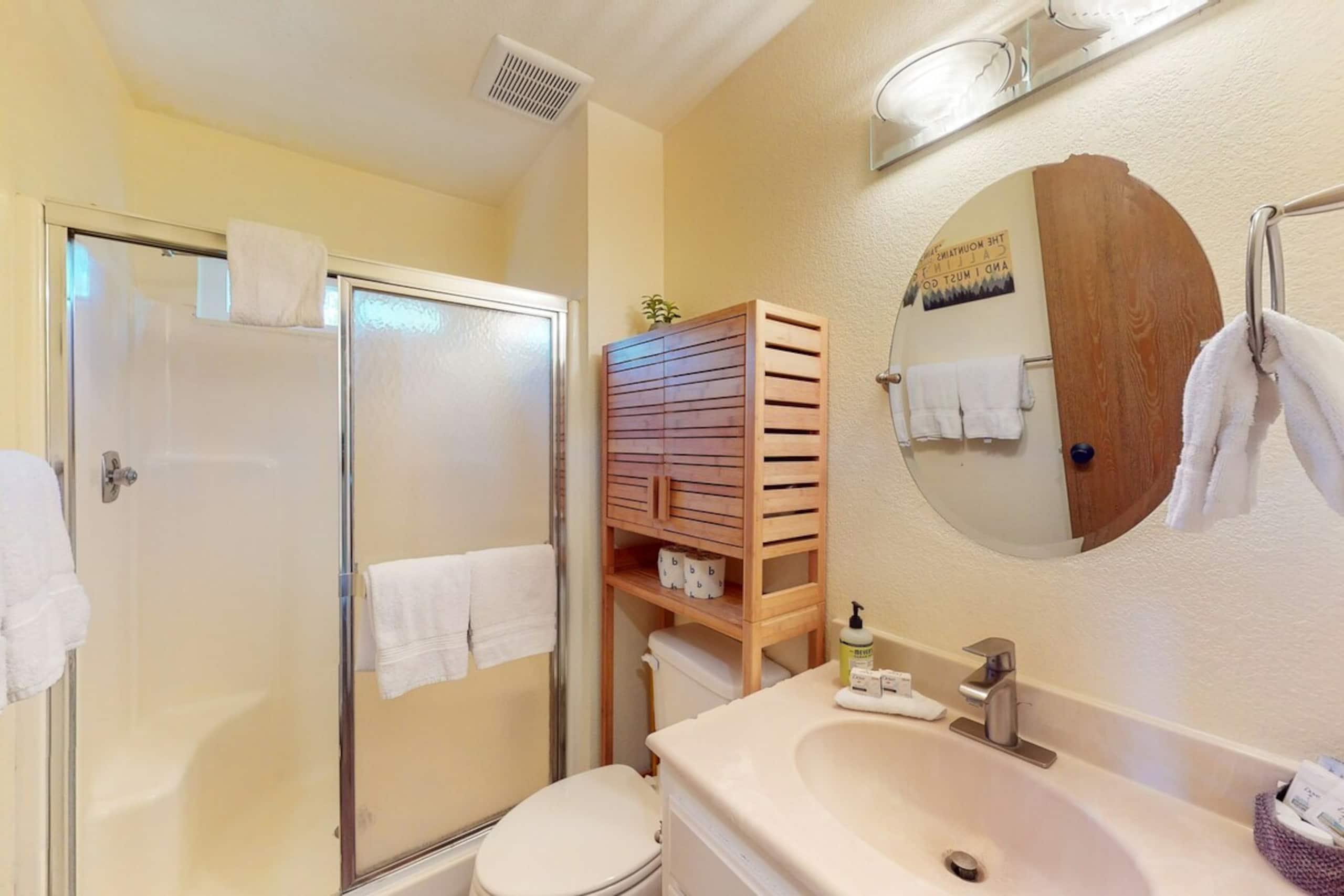 Beautiful 4BR, WoodStove, Balcony, Foosball - Photo 12