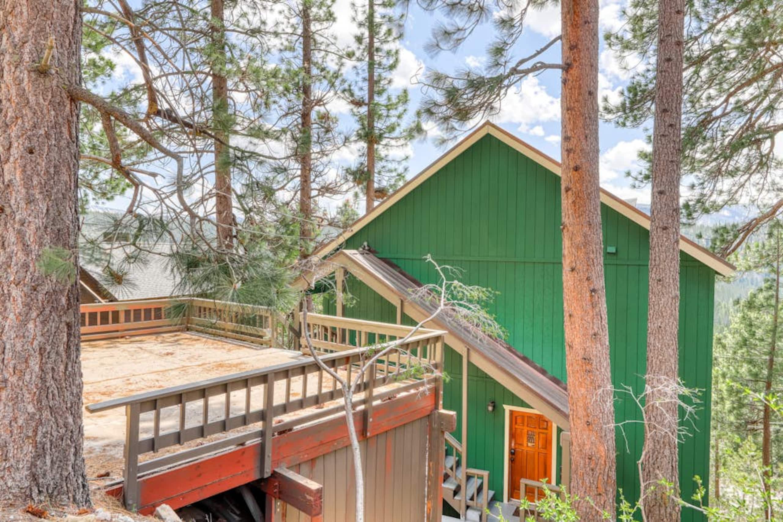 Beautiful 4BR, WoodStove, Balcony, Foosball - Photo 22