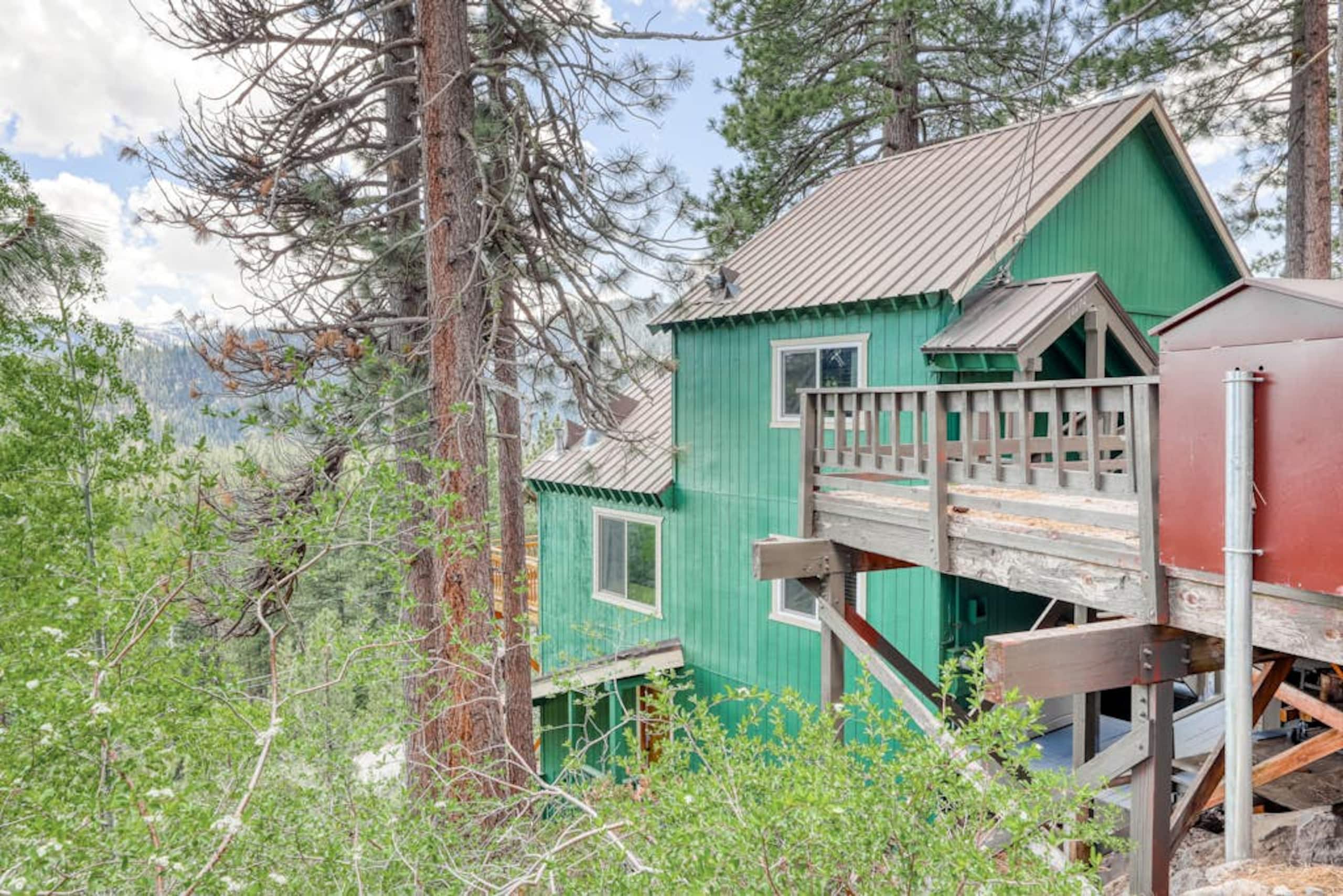 Beautiful 4BR, WoodStove, Balcony, Foosball - Photo 23