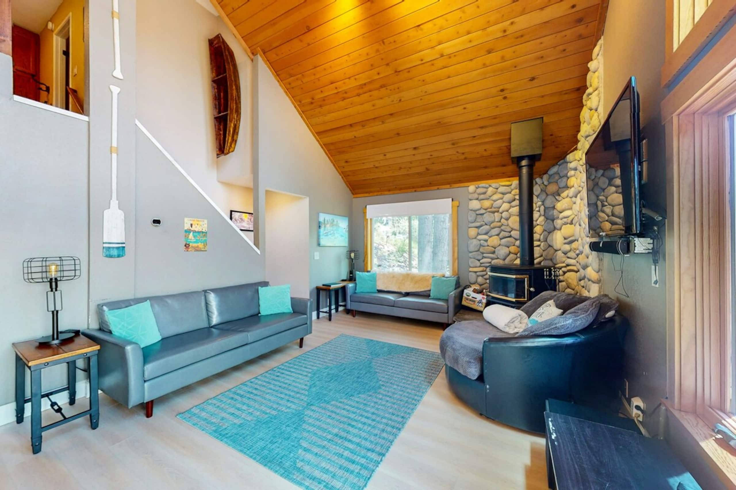Beautiful 4BR, WoodStove, Balcony, Foosball - Main photo
