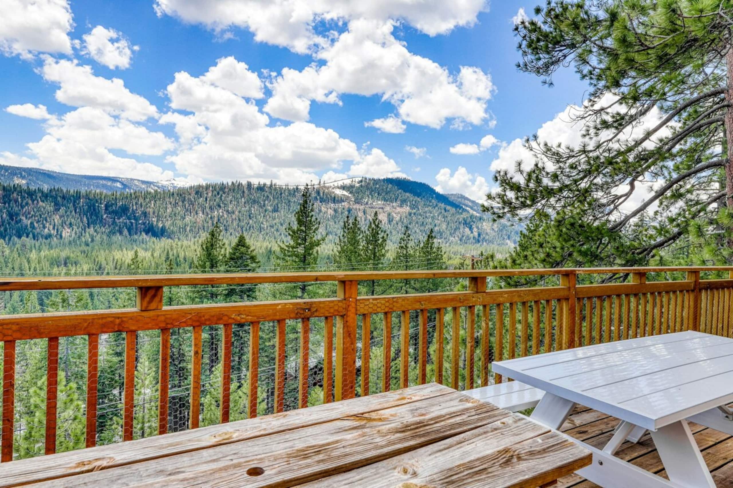 Beautiful 4BR, WoodStove, Balcony, Foosball - Photo 20