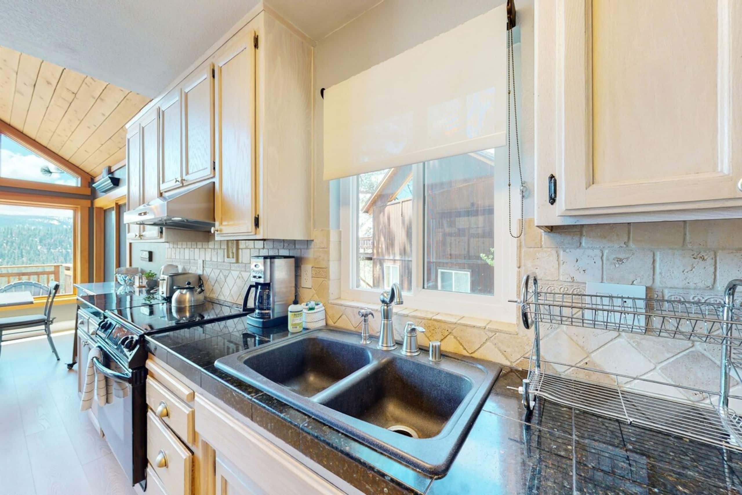 Beautiful 4BR, WoodStove, Balcony, Foosball - Photo 7
