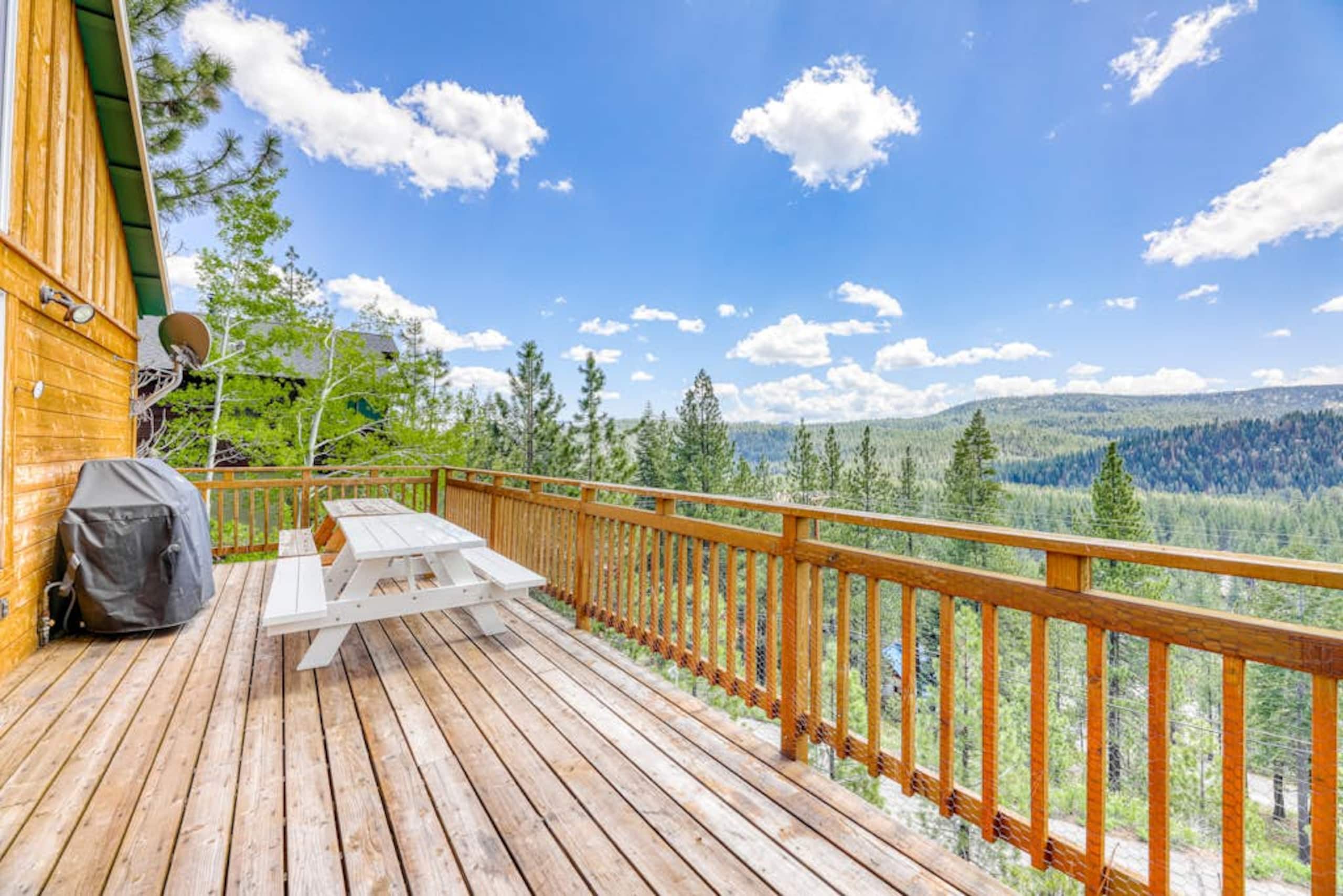 Beautiful 4BR, WoodStove, Balcony, Foosball - Photo 6