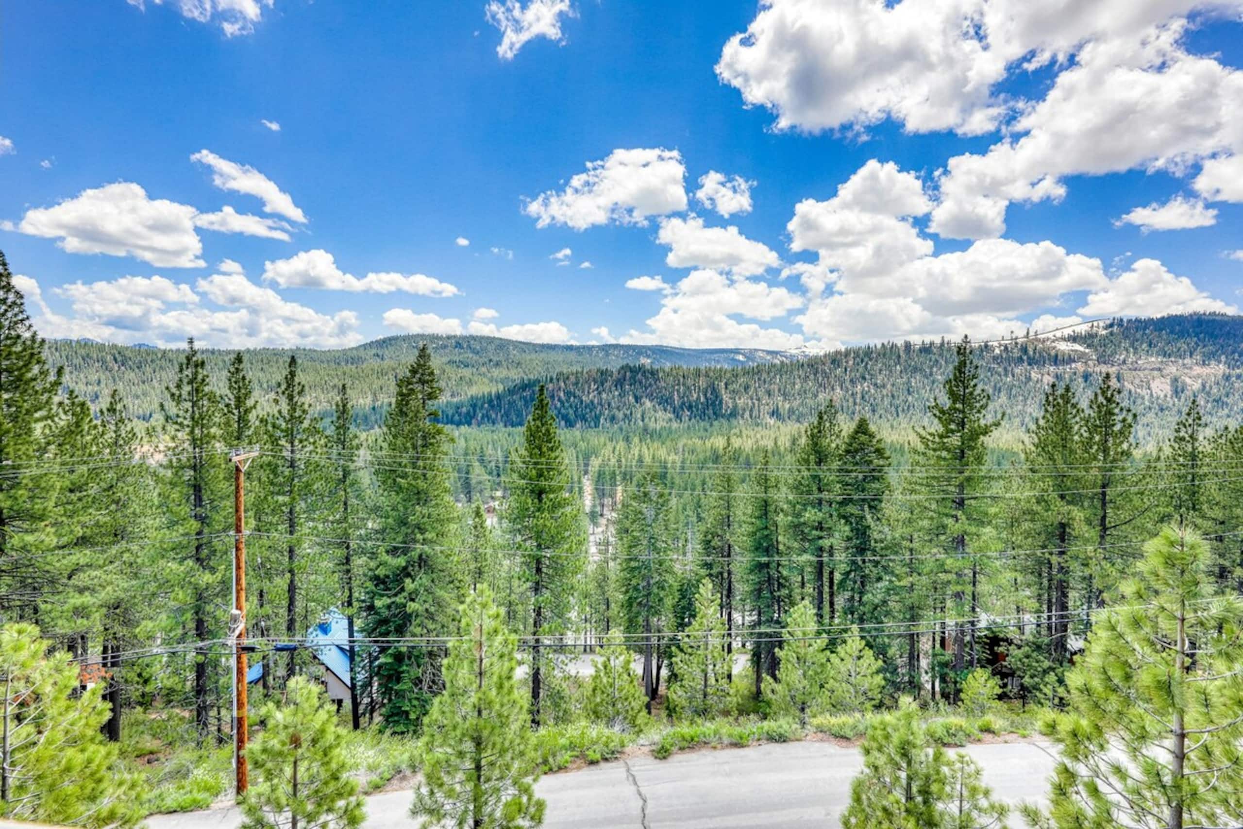 Beautiful 4BR, WoodStove, Balcony, Foosball - Photo 21