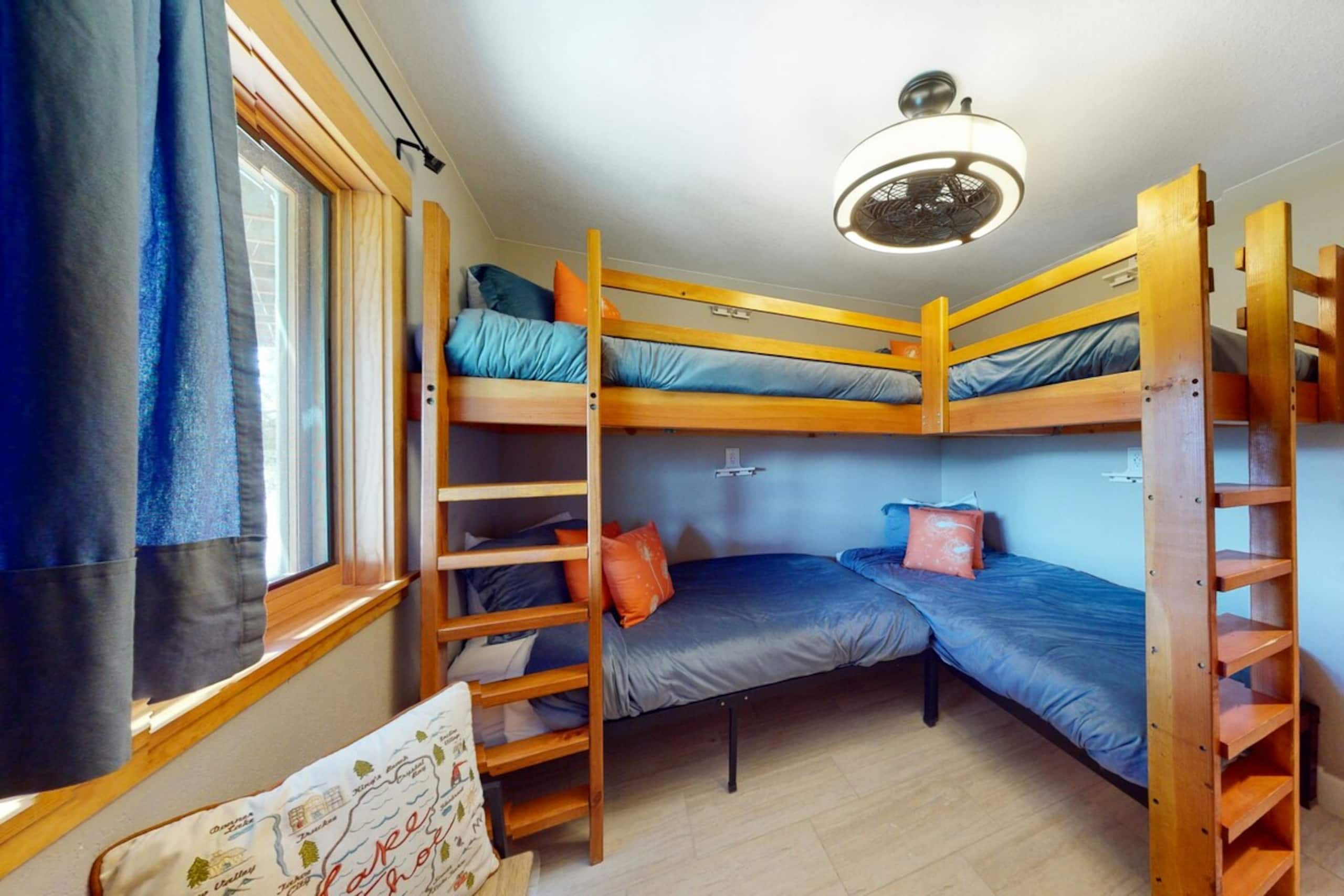Beautiful 4BR, WoodStove, Balcony, Foosball - Photo 15