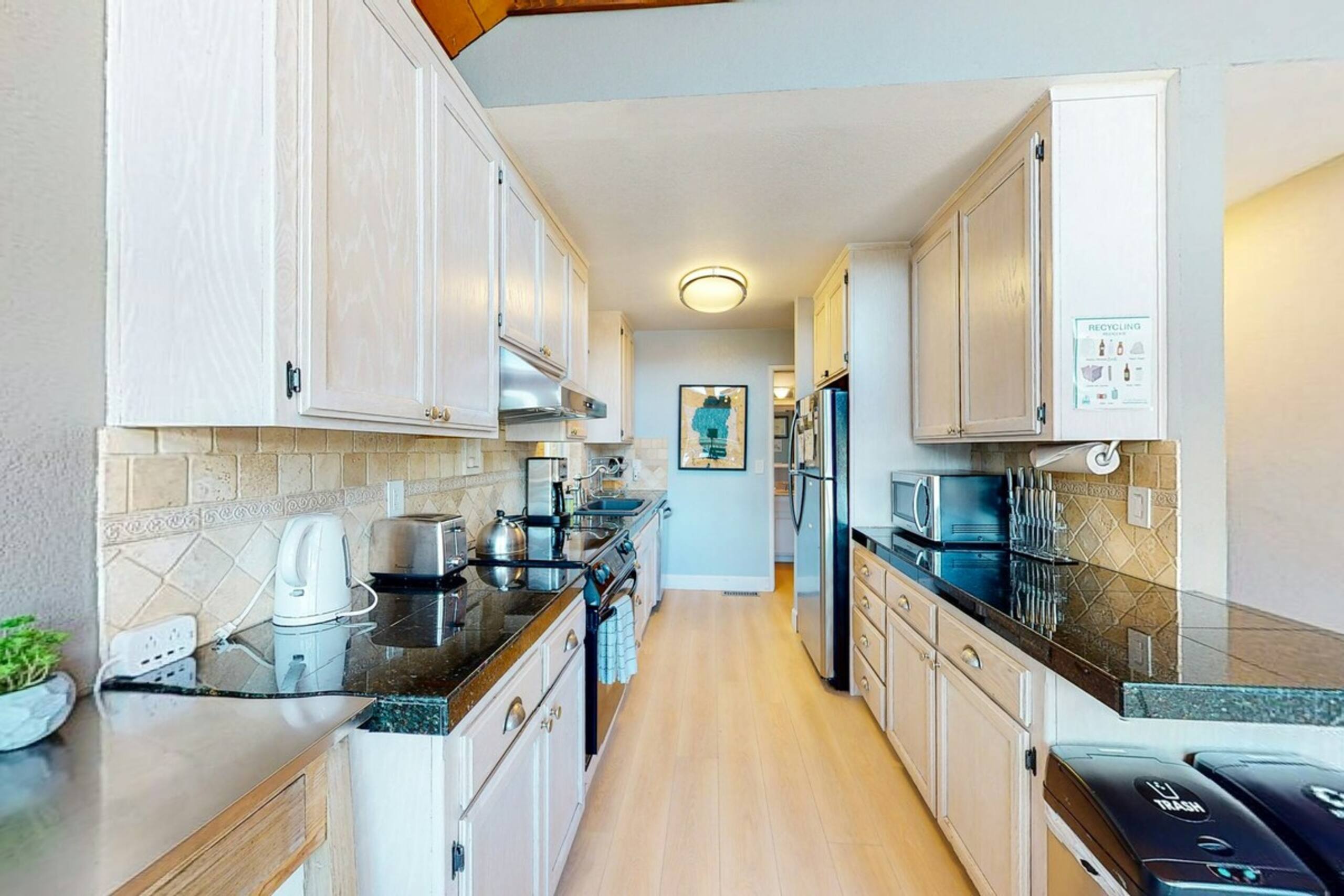 Beautiful 4BR, WoodStove, Balcony, Foosball - Photo 5