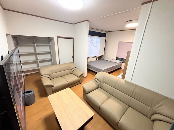 小江戸東の貸切り宿/川越駅まで電車で2分(車で12分)/衣類乾燥機/大型プロジェクター - 埼玉県
