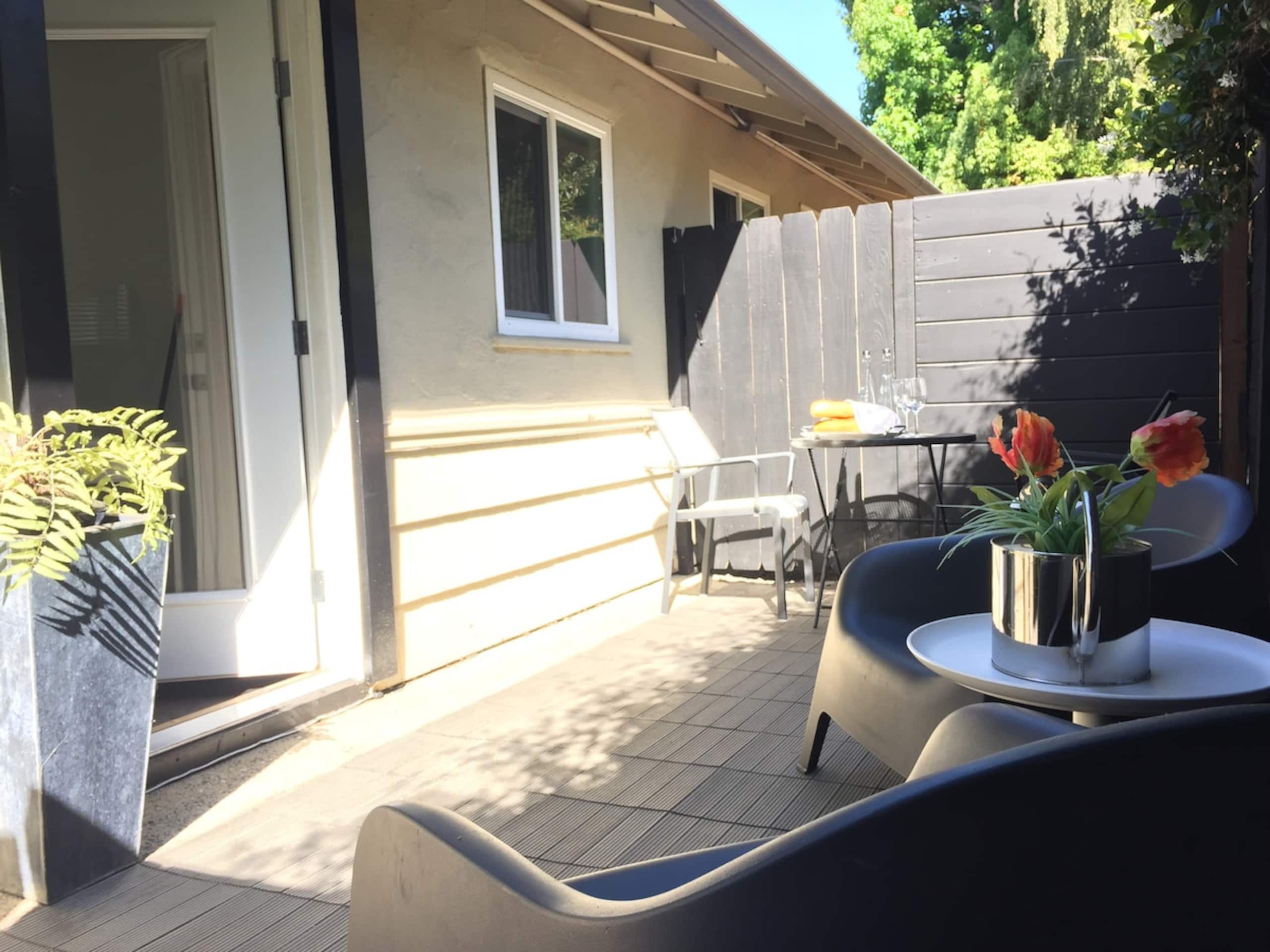 Elite Designer Modern Suite Private Entrance/Patio - Photo 10