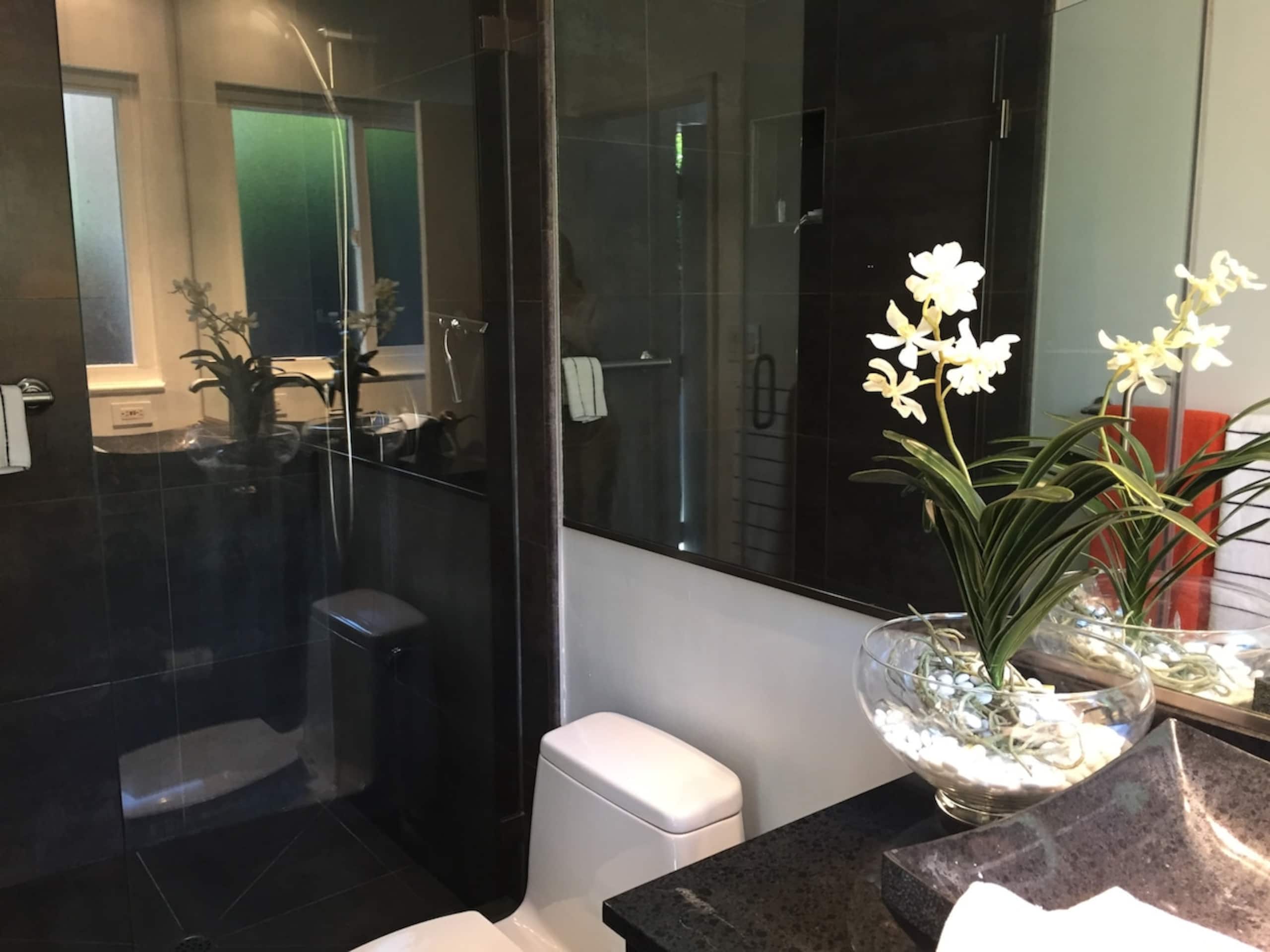 Elite Designer Modern Suite Private Entrance/Patio - Photo 4