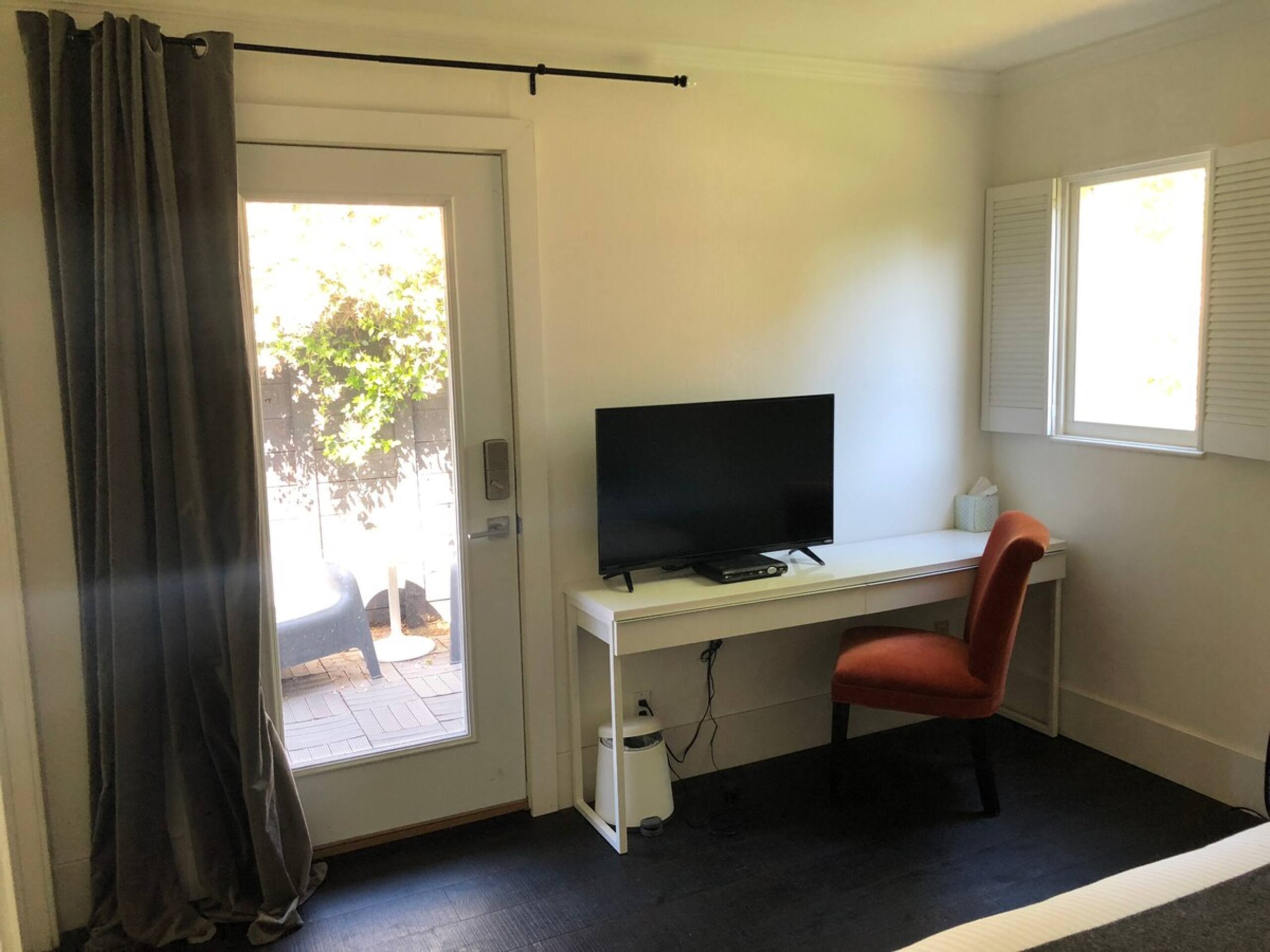 Elite Designer Modern Suite Private Entrance/Patio - Photo 5