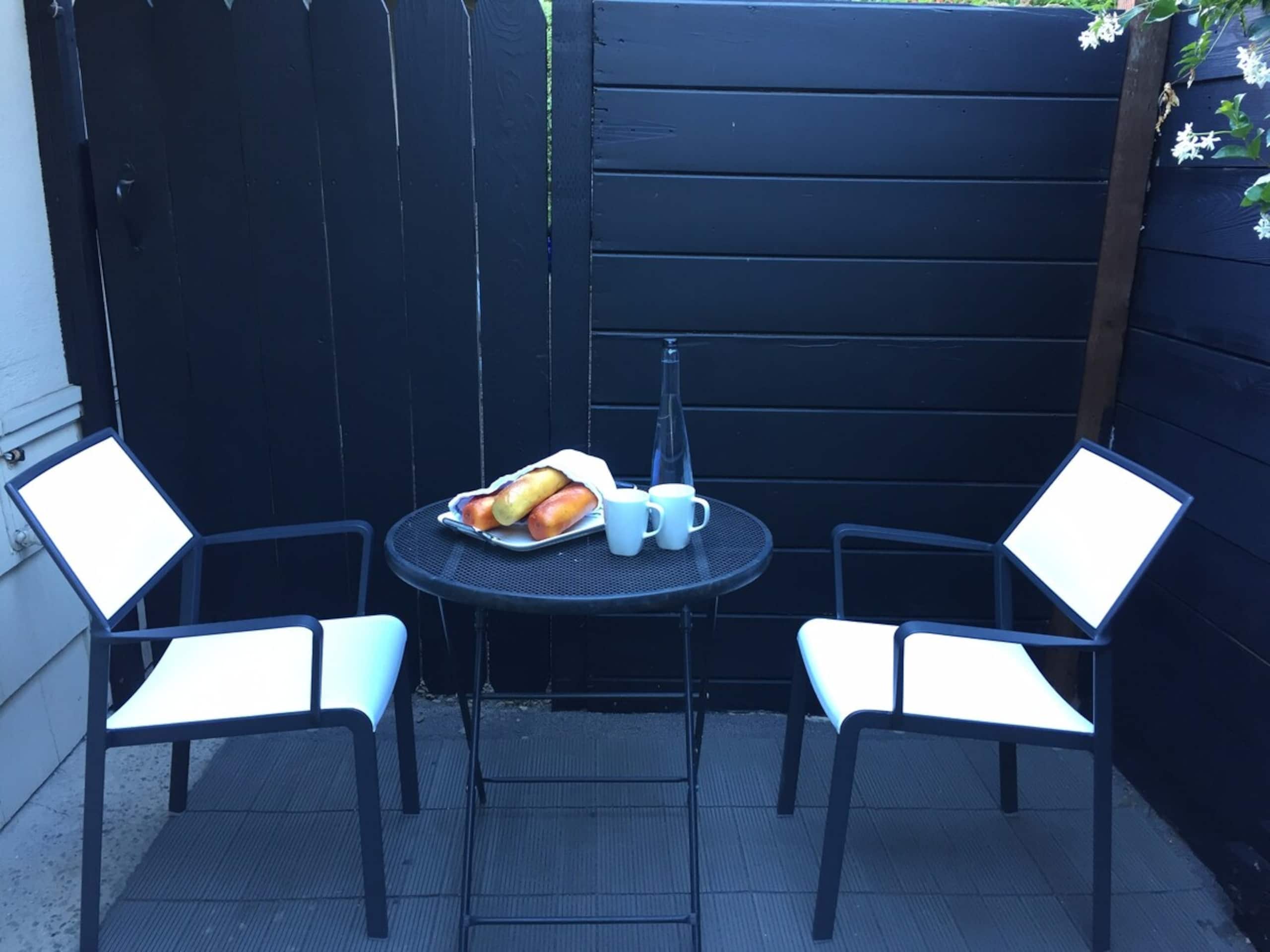 Elite Designer Modern Suite Private Entrance/Patio - Photo 6