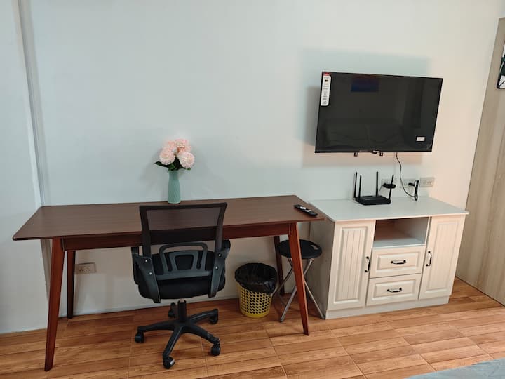 Workspace evidence from Pattaya, near Walking Street, high-speed Internet, suitable for business long-term stays and remote work, brand new furniture and appliances, convenient, best value for money, no elevator, 3rd floor, no cooking allowed, 7-11