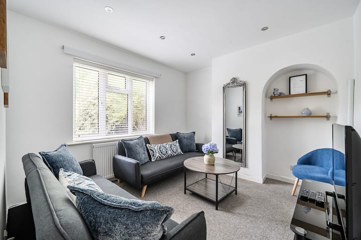 Surrey 5-bed Home For Groups & Business Stays - Woking