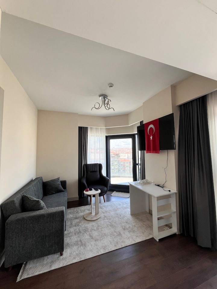 1+1 Big Balcony, 1br, 5 Min. To Tram City Center - Istanbul