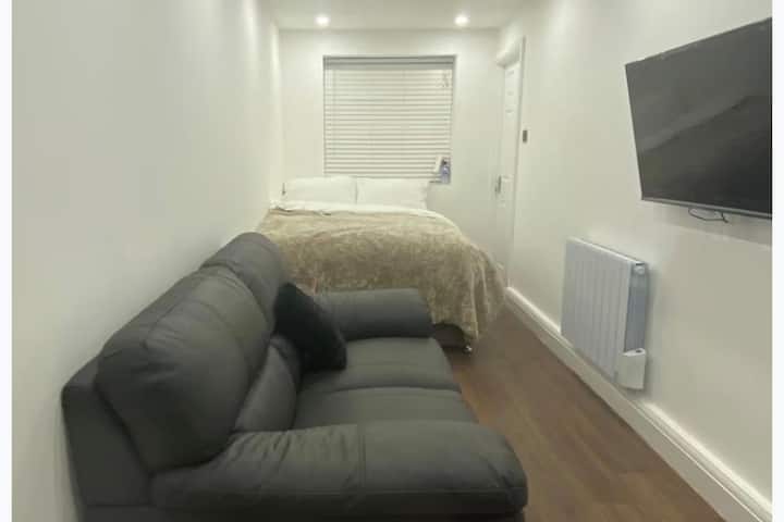 Studio, Sleeps 2 Near Northern Line Edgware St - Harrow