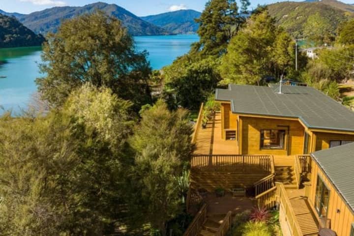 Waterfront Retreat Surrounded By Native Bush - Neuseeland