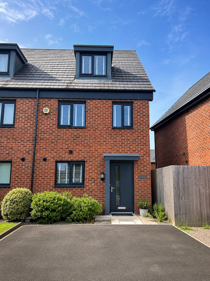 Modern 3-bed Townhouse | Garden | Near Manchester - Rochdale