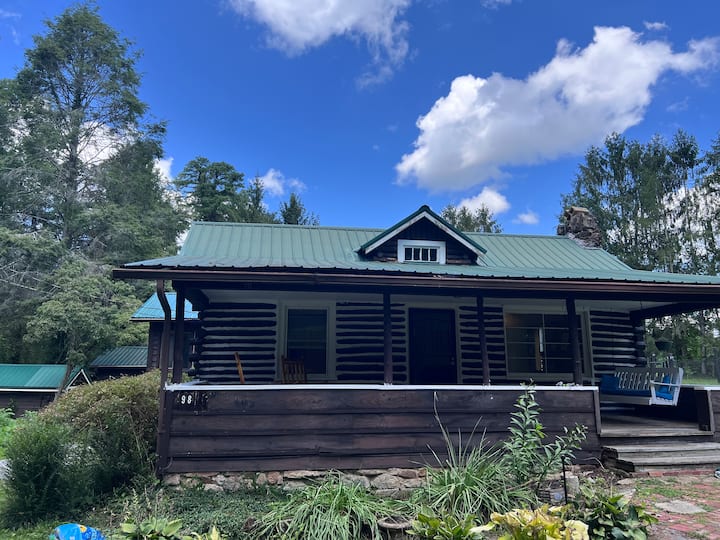 The Orchard & Vine Cabin - Hendersonville, NC