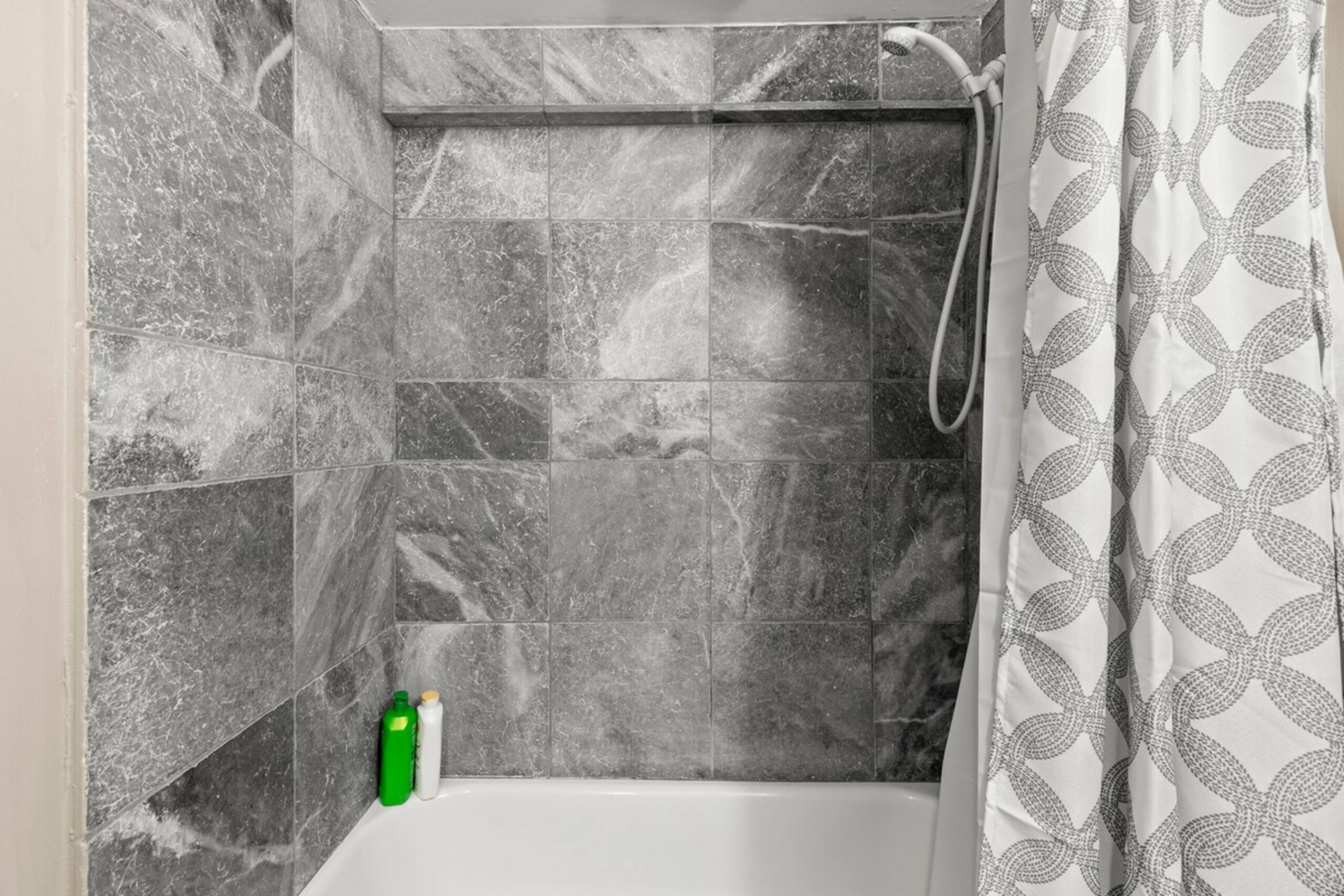 YieldMax (DU), Central Suite +Kitchen+Bathroom - Photo 6