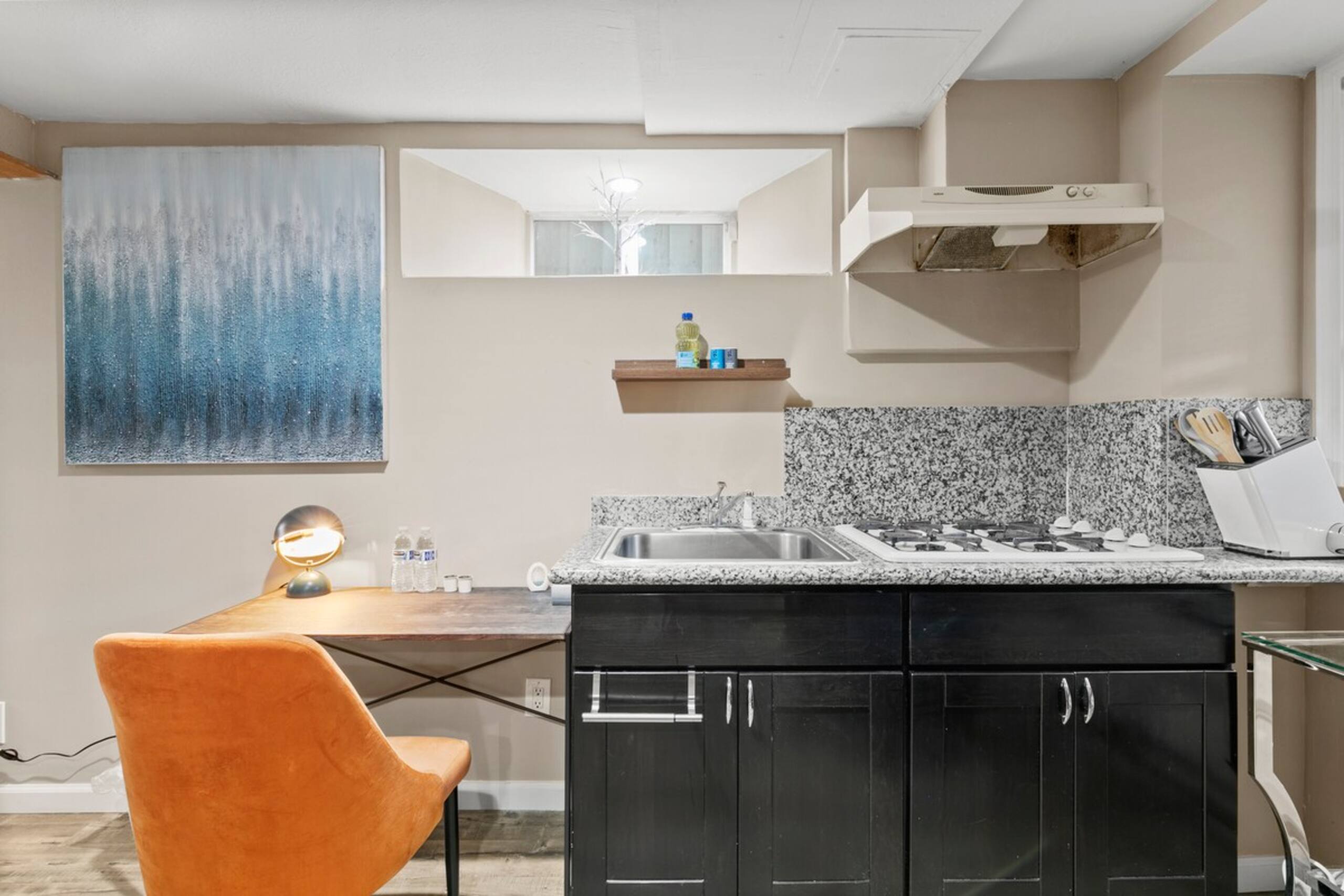 YieldMax (DU), Central Suite +Kitchen+Bathroom - Photo 1