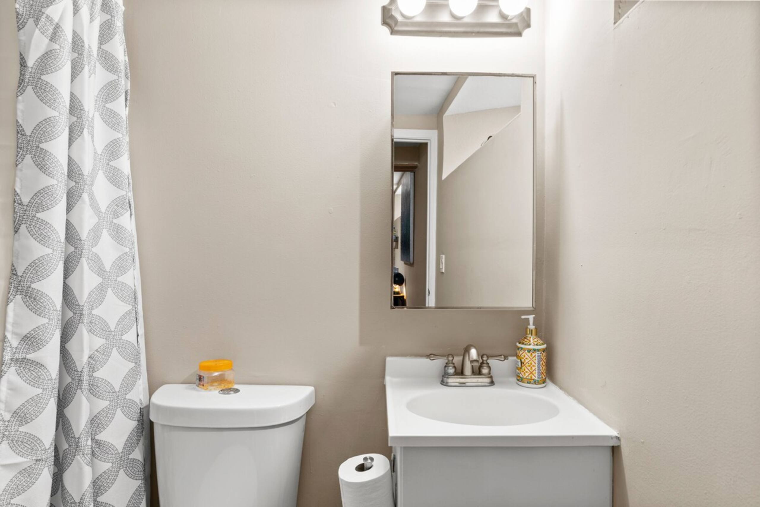 YieldMax (DU), Central Suite +Kitchen+Bathroom - Photo 7