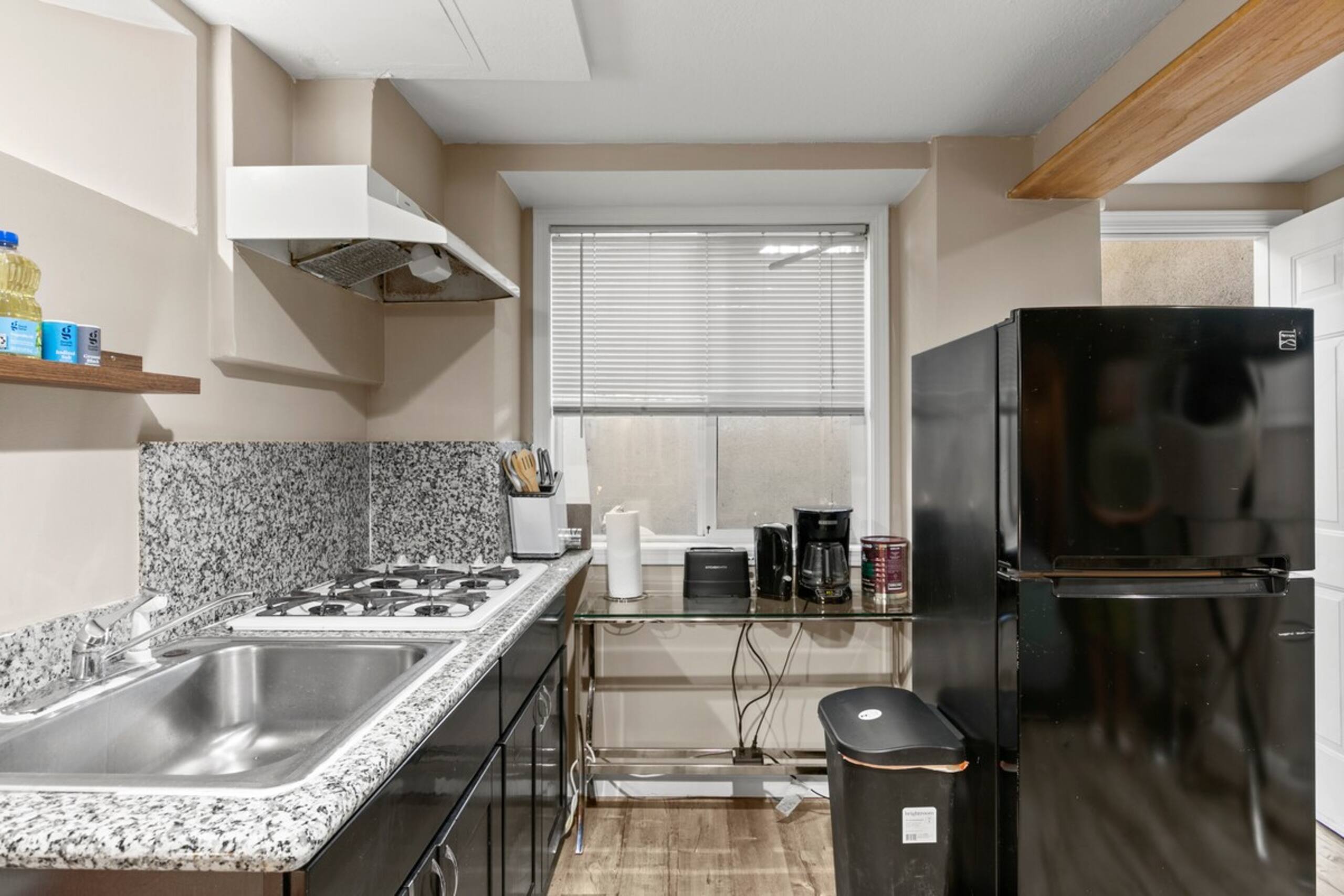 YieldMax (DU), Central Suite +Kitchen+Bathroom - Photo 3