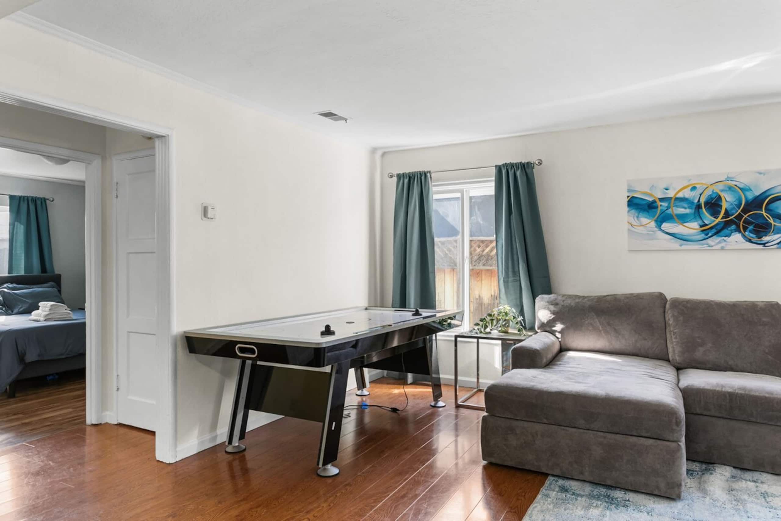 Business-Ready 5BD, Fast Wi-Fi, Few Mins to HQs - Photo 2