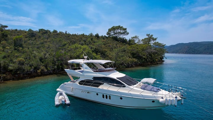 Göcek'te 6 Kişi Kapasiteli Azimut Motoryat - Göcek