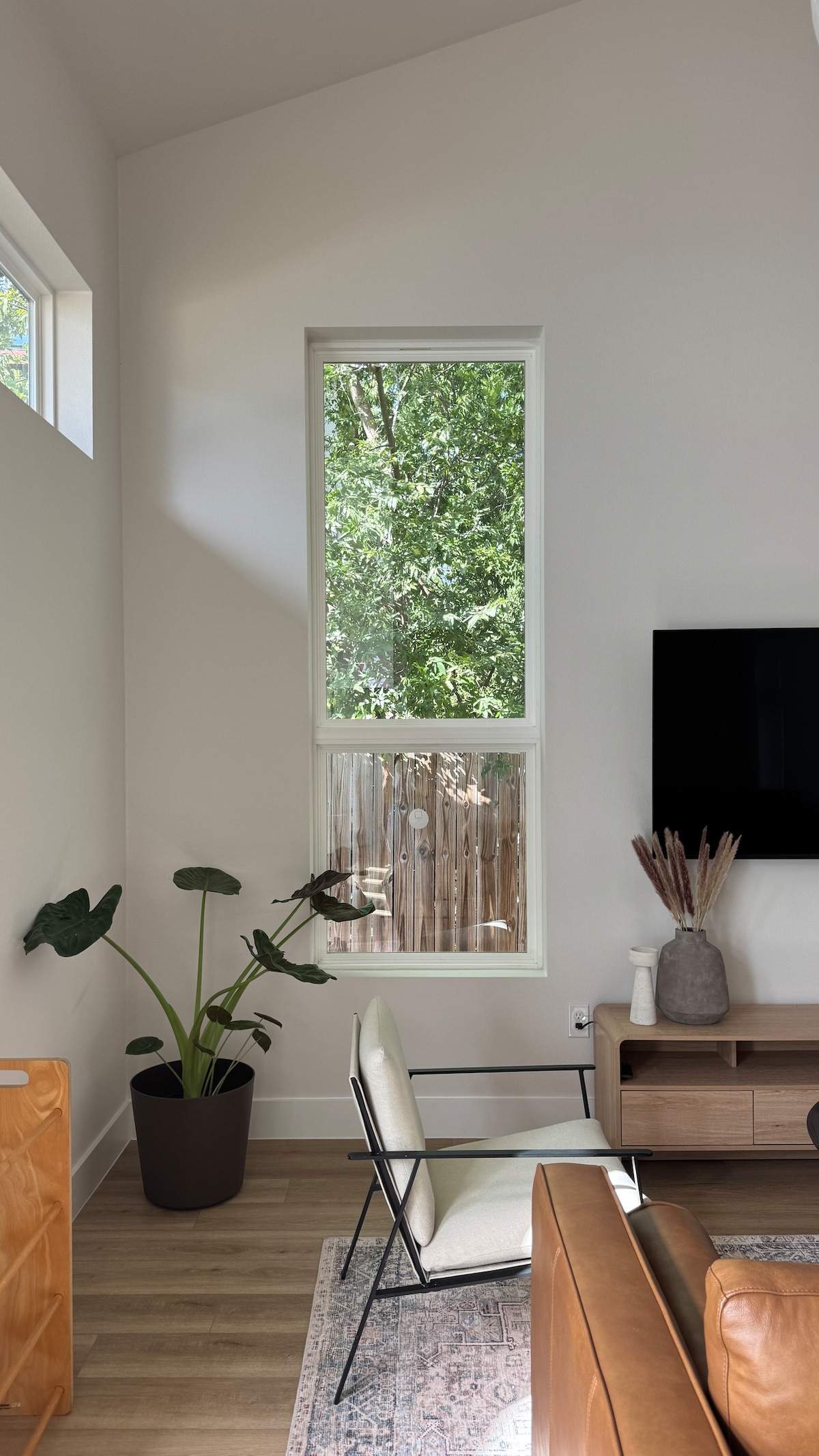 Maple House — Modern Austin Guesthouse Retreat