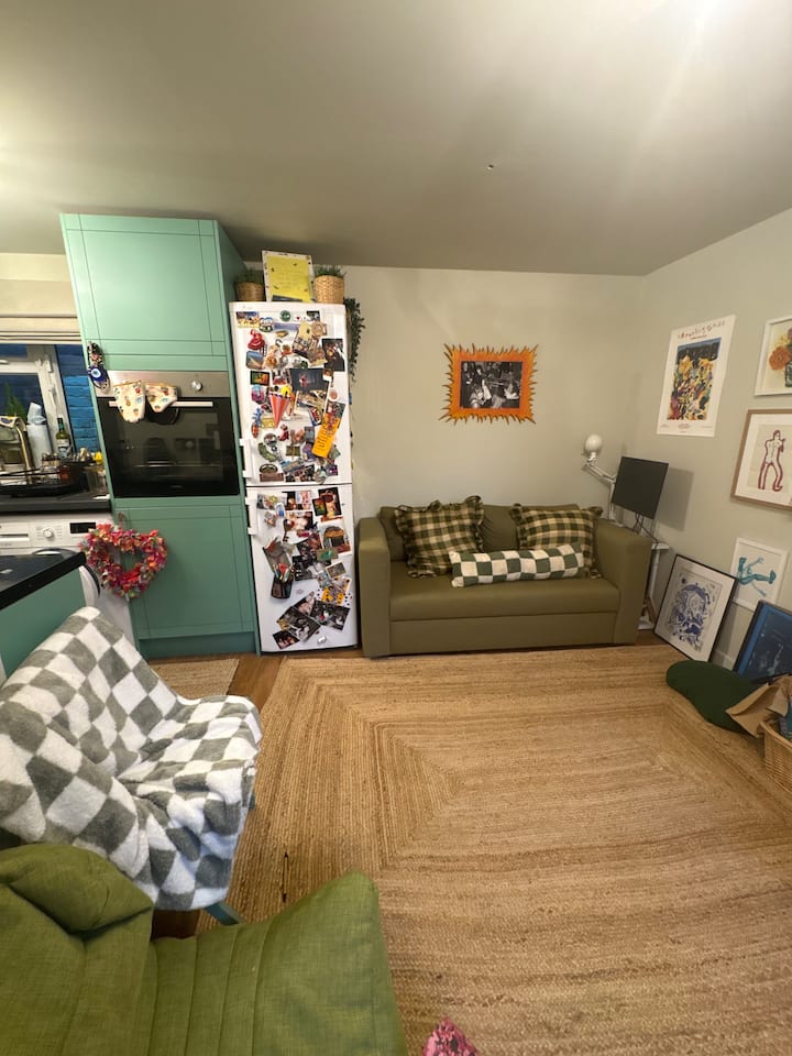 A Tiny Shed House, Very Cottage Core In Peckham - London