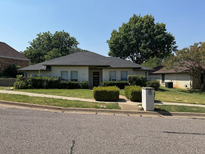 Everything Within Minutes From Dfw "4 Bedroom" - Irving, TX