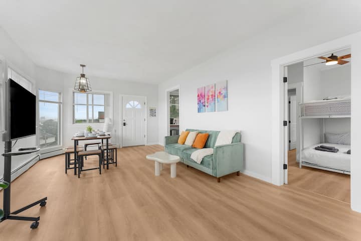 Ocean View 2br Retreat With Parking - Revere, MA