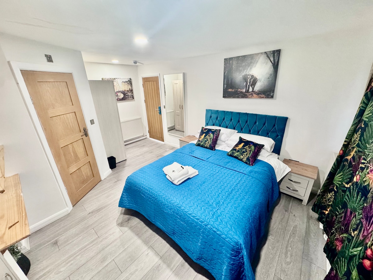 King En-Suite, 5 Min to STN Airport, Free Parking  - Takeley Street