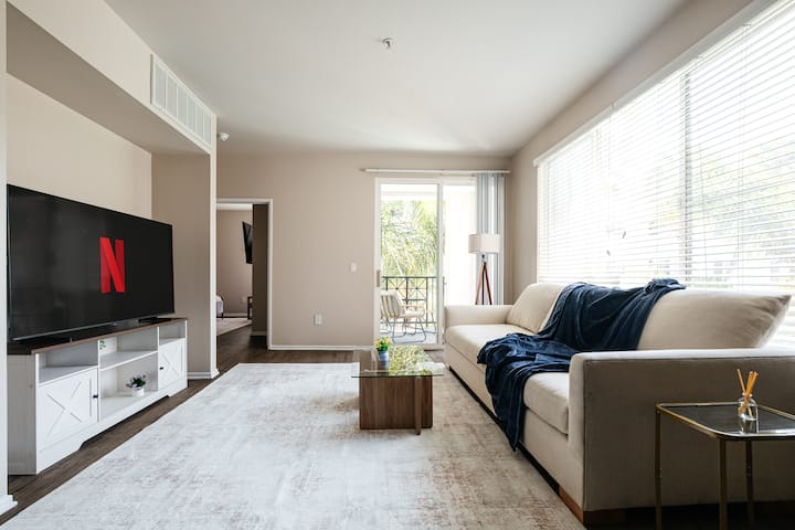 Prime 2 Bdr Apartment In Marina With Free Parking - Marina del Rey