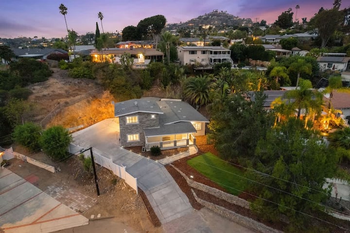 King Bed, 6 Parking, Big Yard, 6 Beds - Santee, CA