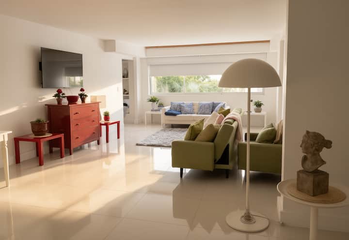 Steps To Beach | Upscale 2br Condo | Pool & Gym | - South Beach, FL