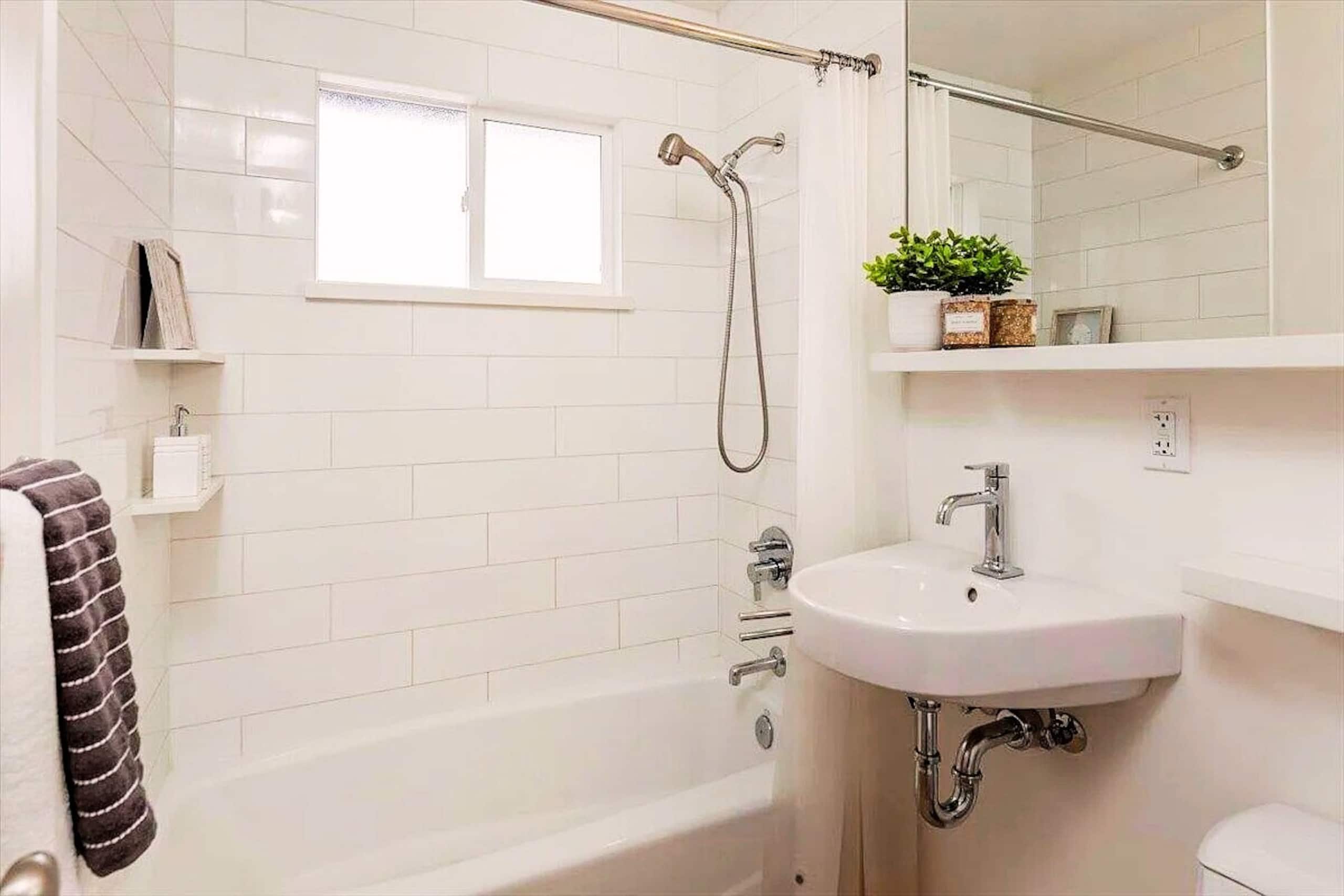 Walk to Castro, Family Friendly 3BR Mountain View - Photo 11
