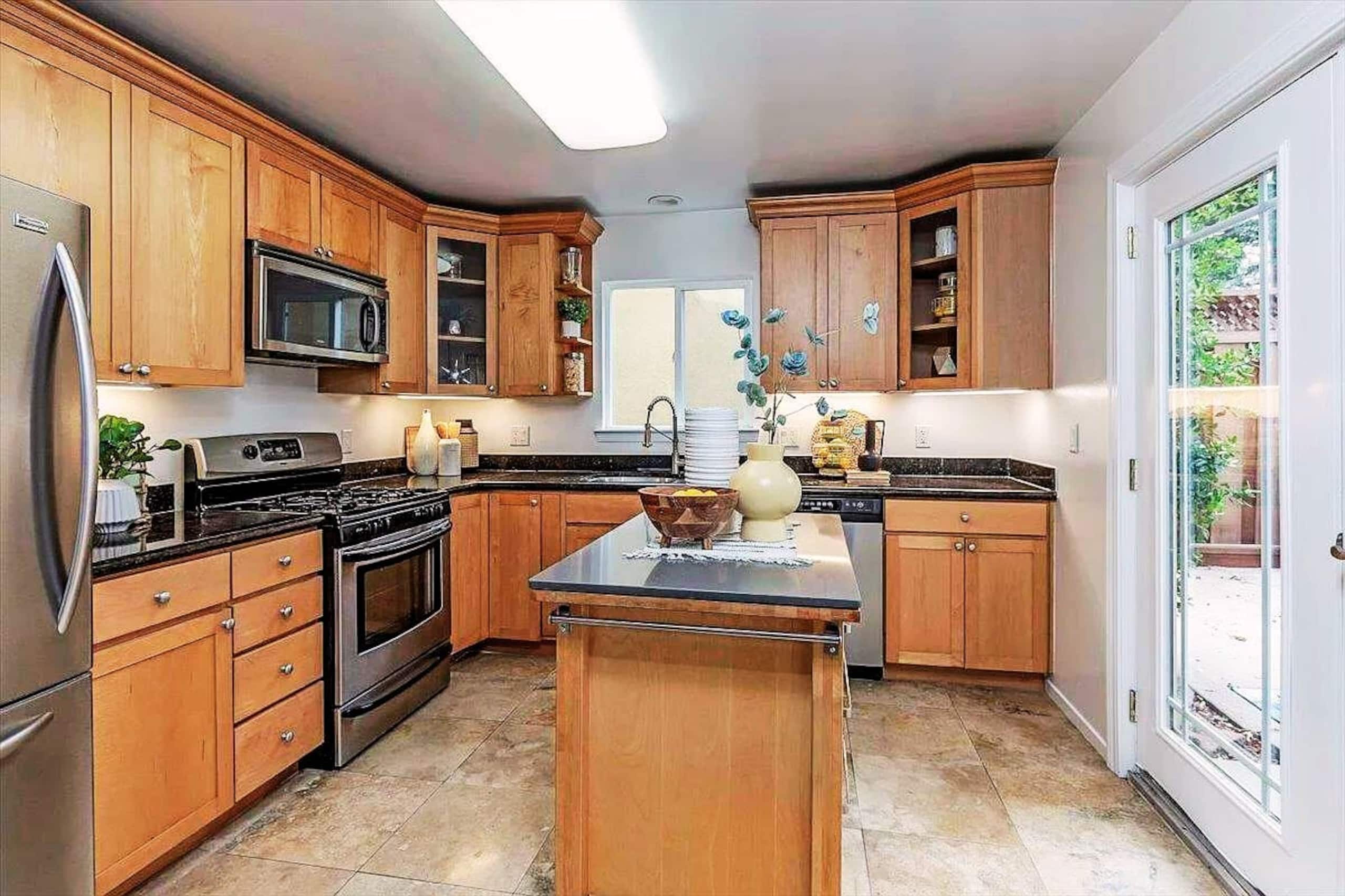 Walk to Castro, Family Friendly 3BR Mountain View - Photo 3